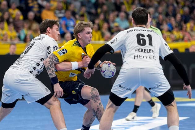 v.li.: Lukas Laube (THW, 20), Edwin Aspenbäck (RNL, 78), Hendrik Pekeler (THW, 61), Zweikampf, Spielszene, Duell, duel, tackle, tackling, Dynamik, Action, Aktion, 11.02.2026, Mannheim (Deutschland), Handball, Bundesliga, Rhein-Neckar Löwen - THW Kiel