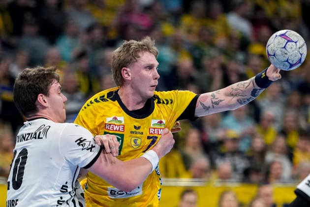v.li.: Lukas Laube (THW, 20), Edwin Aspenbäck (RNL, 78), Zweikampf, Spielszene, Duell, duel, tackle, tackling, Dynamik, Action, Aktion, 11.02.2026, Mannheim (Deutschland), Handball, Bundesliga, Rhein-Neckar Löwen - THW Kiel