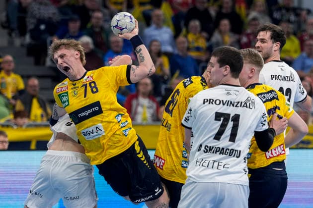 v.li.: Magnus Landin Jacobsen (THW, 7), Edwin Aspenbäck (RNL, 78), Elias Ellefsen a Skipagotu (THW, 71), Zweikampf, Spielszene, Duell, duel, tackle, tackling, Dynamik, Action, Aktion, 11.02.2026, Mannheim (Deutschland), Handball, Bundesliga, Rhein-Neckar Löwen - THW Kiel