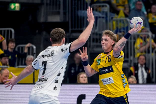 v.li.: Magnus Landin Jacobsen (THW, 7), Edwin Aspenbäck (RNL, 78), Aktion, Action, Spielszene, 11.02.2026, Mannheim (Deutschland), Handball, Bundesliga, Rhein-Neckar Löwen - THW Kiel