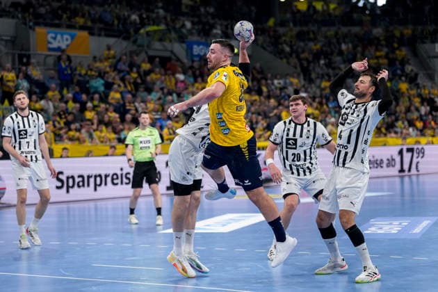 v.li.: Hendrik Pekeler (THW, 61), Jannik Kohlbacher (RNL, 80), Lukas Laube (THW, 20), Domagoj Duvnjak (THW, 4), Zweikampf, Spielszene, Duell, duel, tackle, tackling, Dynamik, Action, Aktion, 11.02.2026, Mannheim (Deutschland), Handball, Bundesliga, Rhein-Neckar Löwen - THW Kiel
