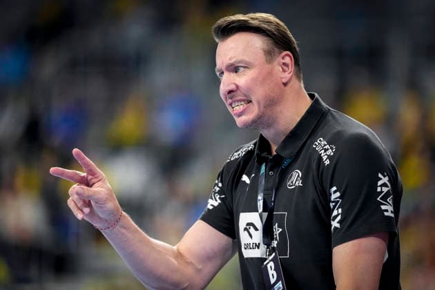 Filip Jicha (Trainer, Cheftrainer, THW), gibt Anweisungen, gestikuliert, mit den Armen gestikulieren, Einzelbild, Einzelfoto, Aktion, Action, 11.02.2026, Mannheim (Deutschland), Handball, Bundesliga, Rhein-Neckar Löwen - THW Kiel
