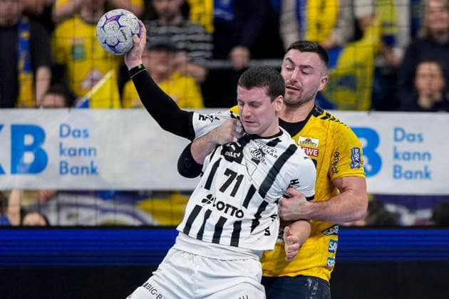 v.li.: Elias Ellefsen a Skipagotu (THW, 71), Jannik Kohlbacher (RNL, 80), Zweikampf, Spielszene, Duell, duel, tackle, tackling, Dynamik, Action, Aktion, 11.02.2026, Mannheim (Deutschland), Handball, Bundesliga, Rhein-Neckar Löwen - THW Kiel