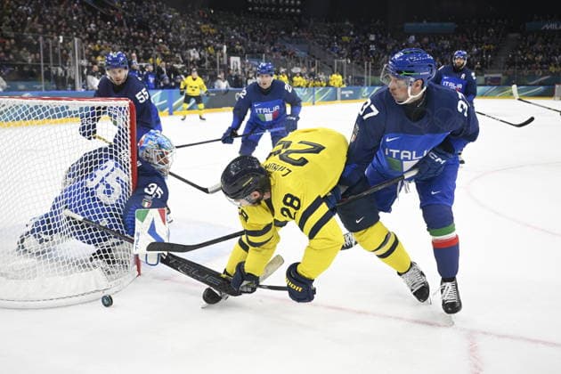 MILANO, ITALIEN 20260211 Sveriges Elias Lindholm stoppas av Italiens Phil Pietroniro under ishockeymatchen i grupp B mellan Sverige och Italien i Santagiulia Arena under OS i Milano. *** Bilden ingar i SPORTPAKET. För övriga BETALBILD *** MILANO ITALIEN x10070x *** MILANO, ITALY 20260211 Swedens Elias Lindholm is stopped by Italys Phil Pietroniro during the Group B ice hockey match between Sweden and Italy at the Santagiulia Arena during the Milan Olympics Picture in SPORTPAKET For others PAYPICTURE MILANO ITALY x10070x  Copyright: xJessicaxGow TTx OS 2026 ISHOCKEY SVERIGE-ITALIEN