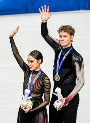 Madison Chock and Evan Bates of United States wave after taking the silver medal in the Ice Dance - Free Dance competition at the Milano Ice Skating Arena in Milan, Italy, on Wednesday, February 11, 2026.  OLY20260211436 RICHARDxELLIS