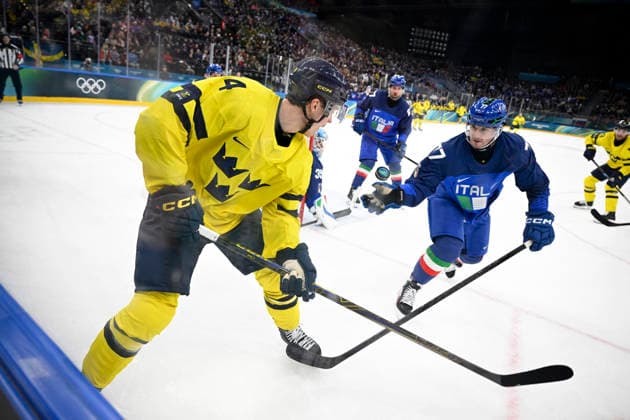 MILANO, ITALIEN 20260211 Sveriges Rasmus Andersson mot Italiens Gregory di Tomaso under ishockeymatchen i grupp B mellan Sverige och Italien i Santagiulia Arena under OS i Milano. *** Bilden ingar i SPORTPAKET. För övriga BETALBILD *** MILANO ITALIEN x10070x *** MILANO, ITALY 20260211 Swedens Rasmus Andersson against Italys Gregory di Tomaso during the Group B ice hockey match between Sweden and Italy at the Santagiulia Arena during the Milan Olympics Picture in SPORTPAKET For others PAYPICTURE MILANO ITALY x10070x  Copyright: xJessicaxGow TTx OS 2026 ISHOCKEY SVERIGE-ITALIEN
