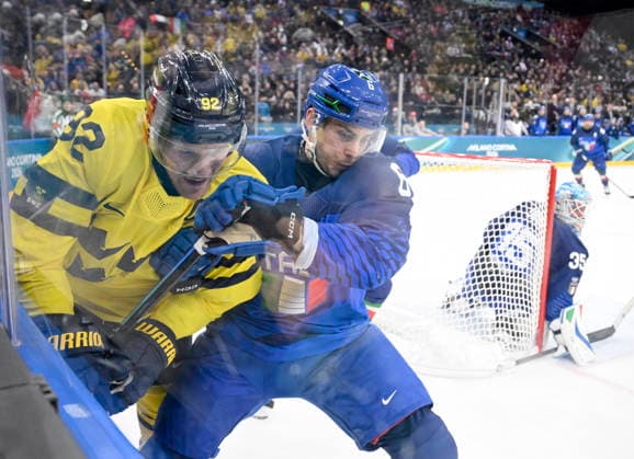 MILANO, ITALIEN 20260211 Sveriges Gabriel Landeskog tacklas av Italiens Jason Seed under ishockeymatchen i grupp B mellan Sverige och Italien i Santagiulia Arena under OS i Milano. *** Bilden ingar i SPORTPAKET. För övriga BETALBILD *** MILANO ITALIEN x10070x *** MILANO, ITALY 20260211 Swedens Gabriel Landeskog is tackled by Italys Jason Seed during the Group B ice hockey match between Sweden and Italy at the Santagiulia Arena during the Milan Olympics Picture in SPORTPAKET For others PAYPICTURE MILANO ITALY x10070x  Copyright: xJessicaxGow TTx OS 2026 ISHOCKEY SVERIGE-ITALIEN