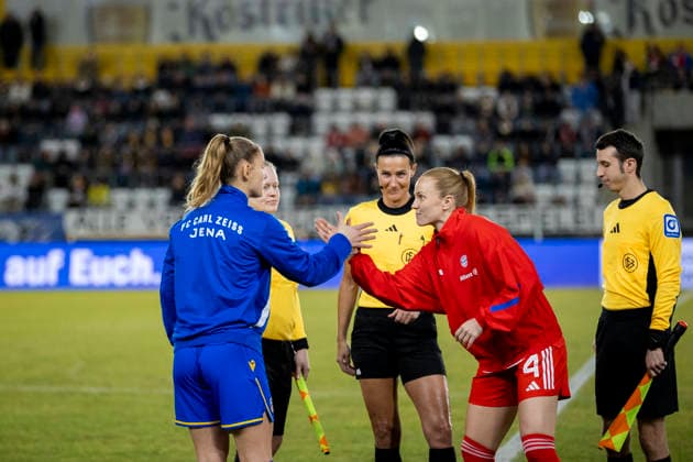 Google Pixel Frauen-Bundesliga: FC Carl Zeiss Jena vs. FC Bayern München; Jena; 11.02.2026 Toma Ihlenburg ( 3; FC Carl Zeiss Jena) und Glódís Perla Viggósdóttir ( 4; FC Bayern München) Google Pixel Frauen-Bundesliga: FC Carl Zeiss Jena vs. FC Bayern München; ad hoc arena im Ernst-Abbe-Sportfeld; 11.02.2026 DFB REGULATIONS PROHIBIT ANY USE OF PHOTOGRAPHS AS IMAGE SEQUENCES AND OR QUASI-VIDEO. Copyright: xBEAUTIFULxSPORTS Duehringx
