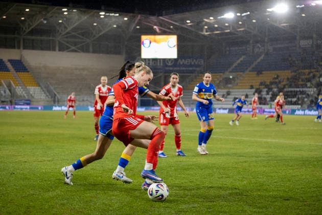Google Pixel Frauen-Bundesliga: FC Carl Zeiss Jena vs. FC Bayern München; Jena; 11.02.2026 Franziska Kett ( 20; FC Bayern München) gegen Suya Haering ( 5; FC Carl Zeiss Jena) Google Pixel Frauen-Bundesliga: FC Carl Zeiss Jena vs. FC Bayern München; ad hoc arena im Ernst-Abbe-Sportfeld; 11.02.2026 DFB REGULATIONS PROHIBIT ANY USE OF PHOTOGRAPHS AS IMAGE SEQUENCES AND OR QUASI-VIDEO. Copyright: xBEAUTIFULxSPORTS Duehringx
