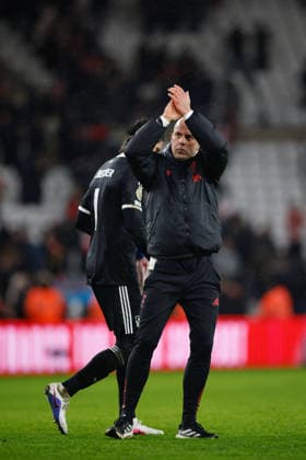 Sunderland v Liverpool, Premier League Arne Slot manager of Liverpool applauds the fans at full time 0-1 during the Premier League match between Sunderland and Liverpool at the Stadium Of Light, Sunderland, UK on 11 February 2026. Sunderland Stadium Of Light Tyne and Wear UK Editorial use only DataCo restrictions apply See www.football-dataco.com , Copyright: xCraigxCowanx PSI-23731-0047