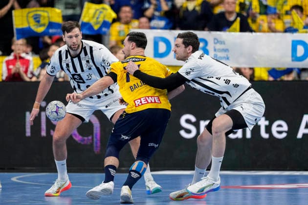 v.li.: Harald Reinkind (THW, 6), Dani Baijens (RNL, 77), Hendrik Pekeler (THW, 61), Zweikampf, Spielszene, Duell, duel, tackle, tackling, Dynamik, Action, Aktion, 11.02.2026, Mannheim (Deutschland), Handball, Bundesliga, Rhein-Neckar Löwen - THW Kiel