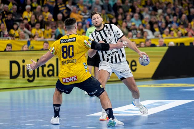 v.li.: Jannik Kohlbacher (RNL, 80), Harald Reinkind (THW, 6), Zweikampf, Spielszene, Duell, duel, tackle, tackling, Dynamik, Action, Aktion, 11.02.2026, Mannheim (Deutschland), Handball, Bundesliga, Rhein-Neckar Löwen - THW Kiel