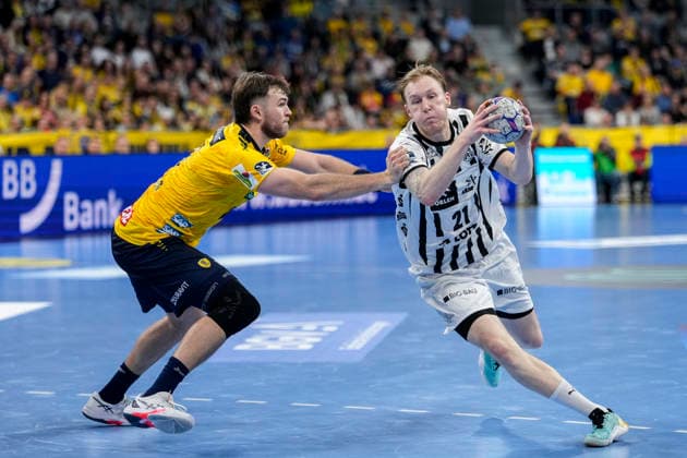 v.li.: Steven Plucnar Jacobsen (RNL, 9), Eric Johansson (THW, 21), Zweikampf, Spielszene, Duell, duel, tackle, tackling, Dynamik, Action, Aktion, 11.02.2026, Mannheim (Deutschland), Handball, Bundesliga, Rhein-Neckar Löwen - THW Kiel