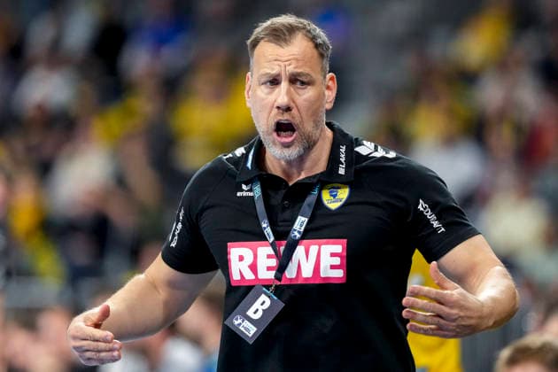 Maik Machulla (Trainer, Cheftrainer, RNL), gibt Anweisungen, gestikuliert, mit den Armen gestikulieren, Einzelbild, Einzelfoto, Aktion, Action, 11.02.2026, Mannheim (Deutschland), Handball, Bundesliga, Rhein-Neckar Löwen - THW Kiel