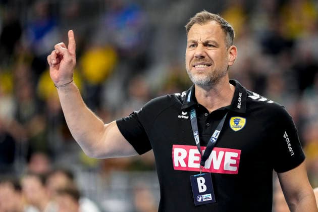 Maik Machulla (Trainer, Cheftrainer, RNL), gibt Anweisungen, gestikuliert, mit den Armen gestikulieren, Einzelbild, Einzelfoto, Aktion, Action, 11.02.2026, Mannheim (Deutschland), Handball, Bundesliga, Rhein-Neckar Löwen - THW Kiel
