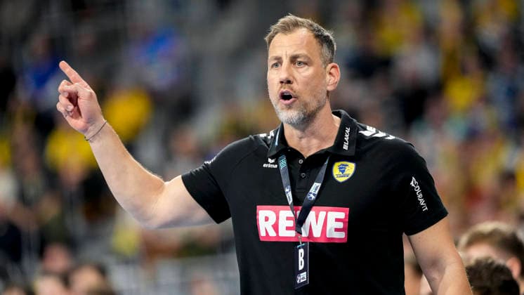 Maik Machulla (Trainer, Cheftrainer, RNL), gibt Anweisungen, gestikuliert, mit den Armen gestikulieren, Einzelbild, Einzelfoto, Aktion, Action, 11.02.2026, Mannheim (Deutschland), Handball, Bundesliga, Rhein-Neckar Löwen - THW Kiel