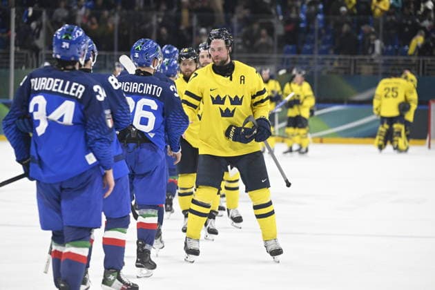 MILANO, ITALIEN 20260211 Malskytten Victor Hedman tackar motstandarlaget efter ishockeymatchen i grupp B mellan Sverige och Italien i Santagiulia Arena under OS i Milano. *** Bilden ingar i SPORTPAKET. För övriga BETALBILD *** MILANO ITALIEN x10070x *** MILANO, ITALY 20260211 Shooter Victor Hedman thanks the opposing team after the Group B ice hockey match between Sweden and Italy at the Santagiulia Arena during the Milan Olympics Picture in SPORT PACKAGE For others PAY PICTURE MILANO ITALY x10070x  Copyright: xJessicaxGow TTx OS 2026 ISHOCKEY SVERIGE-ITALIEN