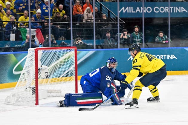 11 02 2026, Milano, Santa Giulia Ice hockey, Eishockey Arena, Winter Olympics: Sweden - Italy (Ice Hockey), Elias Pettersson of Sweden against Damian Clara of Italy Milano Santa Giulia Ice Hockey Arena Lombardy Italy *** 11 02 2026, Milano, Santa Giulia Ice Hockey Arena, Winter Olympics Sweden Italy Ice Hockey , Elias Pettersson of Sweden against Damian Clara of Italy Milano Santa Giulia Ice Hockey Arena Lombardy Italy Copyright: xJustPictures.ch AndreaxBrancax jp-en-AnBr-AB-AAB_482211022026
