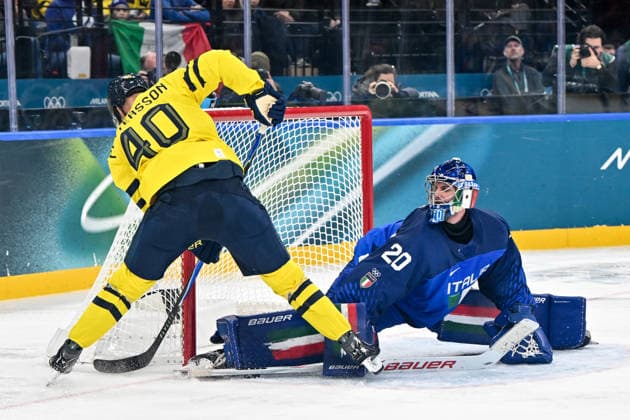 11 02 2026, Milano, Santa Giulia Ice hockey, Eishockey Arena, Winter Olympics: Sweden - Italy (Ice Hockey), Elias Pettersson of Sweden against Damian Clara of Italy Milano Santa Giulia Ice Hockey Arena Lombardy Italy *** 11 02 2026, Milano, Santa Giulia Ice Hockey Arena, Winter Olympics Sweden Italy Ice Hockey , Elias Pettersson of Sweden against Damian Clara of Italy Milano Santa Giulia Ice Hockey Arena Lombardy Italy Copyright: xJustPictures.ch AndreaxBrancax jp-en-AnBr-AB-AAB_483411022026
