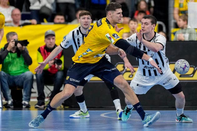 v.li.: Lukas Zerbe (THW, 24), Sebastian Heymann (RNL, 13), Elias Ellefsen a Skipagotu (THW, 71), Zweikampf, Spielszene, Duell, duel, tackle, tackling, Dynamik, Action, Aktion, 11.02.2026, Mannheim (Deutschland), Handball, Bundesliga, Rhein-Neckar Löwen - THW Kiel
