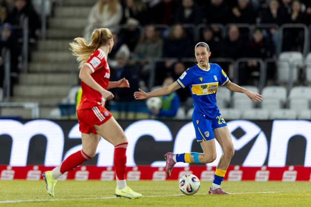 Google Pixel Frauen-Bundesliga: FC Carl Zeiss Jena vs. FC Bayern München; Jena; 11.02.2026 Helen Börner ( 29; FC Carl Zeiss Jena) gegen Glódís Perla Viggósdóttir ( 4; FC Bayern München) Google Pixel Frauen-Bundesliga: FC Carl Zeiss Jena vs. FC Bayern München; ad hoc arena im Ernst-Abbe-Sportfeld; 11.02.2026 DFB REGULATIONS PROHIBIT ANY USE OF PHOTOGRAPHS AS IMAGE SEQUENCES AND OR QUASI-VIDEO. Copyright: xBEAUTIFULxSPORTS Duehringx