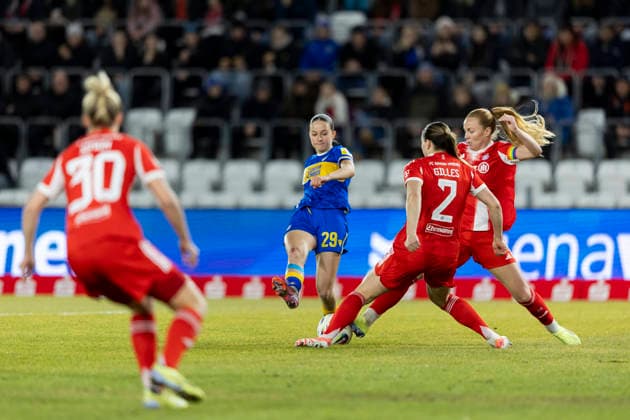 Google Pixel Frauen-Bundesliga: FC Carl Zeiss Jena vs. FC Bayern München; Jena; 11.02.2026 Helen Börner ( 29; FC Carl Zeiss Jena) gegen Vanessa Gilles ( 2; FC Bayern München) und Glódís Perla Viggósdóttir ( 4; FC Bayern München) (dahinter) Google Pixel Frauen-Bundesliga: FC Carl Zeiss Jena vs. FC Bayern München; ad hoc arena im Ernst-Abbe-Sportfeld; 11.02.2026 DFB REGULATIONS PROHIBIT ANY USE OF PHOTOGRAPHS AS IMAGE SEQUENCES AND OR QUASI-VIDEO. Copyright: xBEAUTIFULxSPORTS Duehringx