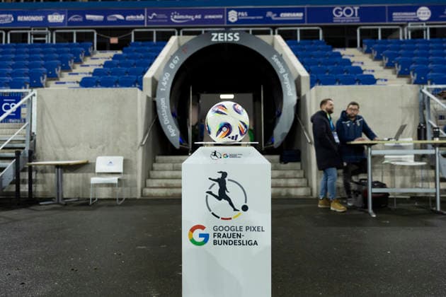 Google Pixel Frauen-Bundesliga: FC Carl Zeiss Jena vs. FC Bayern München; Jena; 11.02.2026 Spielball vorm Spielertunnel Google Pixel Frauen-Bundesliga: FC Carl Zeiss Jena vs. FC Bayern München; ad hoc arena im Ernst-Abbe-Sportfeld; 11.02.2026 DFB REGULATIONS PROHIBIT ANY USE OF PHOTOGRAPHS AS IMAGE SEQUENCES AND OR QUASI-VIDEO. Copyright: xBEAUTIFULxSPORTS Duehringx