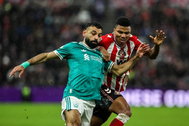 Premier League Sunderland v Liverpool Mohamed Salah of Liverpool and Reinildo Mandava of Sunderland battle for the ball during the Premier League match Sunderland vs Liverpool at Stadium Of Light, Sunderland, United Kingdom on 11 February 2026 (Photo by Alfie Cosgrove News Images) Sunderland Stadium Of Light Tyne and Wear United Kingdom Copyright: xAlfiexCosgrove NewsxImagesx