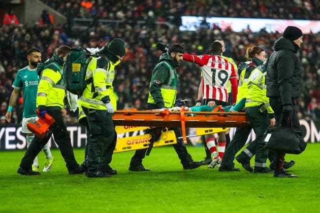 Sunderland v Liverpool, Premier League Wataru Endo Of Liverpool is stretchered off injured during the Sunderland v Liverpool Premier League match at the Stadium of Light, Sunderland, England on 11 February 2026 Credit: Lee Keuneke Every Second Media Editorial use only. All images are copyright Every Second Media Limited. No images may be reproduced without prior permission. All rights reserved. Premier League and Football League images are subject to licensing agreements with Football DataCo Limited. see https: www.football-dataco.com Copyright: xIMAGO EveryxSecondxMediax ESM-1795-0062 LeexKeunekex xEveryxSecondxMediax