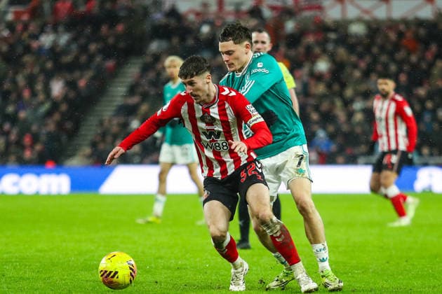 Sunderland v Liverpool, Premier League Trai Hume Of Sunderland battles with Florian Wirtz Of Liverpool during the Sunderland v Liverpool Premier League match at the Stadium of Light, Sunderland, England on 11 February 2026 Credit: Lee Keuneke Every Second Media Editorial use only. All images are copyright Every Second Media Limited. No images may be reproduced without prior permission. All rights reserved. Premier League and Football League images are subject to licensing agreements with Football DataCo Limited. see https: www.football-dataco.com Copyright: xIMAGO EveryxSecondxMediax ESM-1795-0071 LeexKeunekex xEveryxSecondxMediax