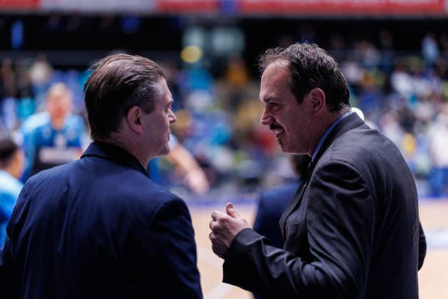 easycredit BBL, Frankfurt Skyliners - VET-CONCEPT Gladiators Trier, 11.02.2026 Kommissar Markus Horn im Gespräch mit Trainer Klaus Perwas (Frankfurt Skyliners) Spiel der easycredit BBL Frankfurt Skyliners - VET-CONCEPT Gladiators Trier; am 19. Spieltag der Saison 25 26 in der Süwag Energie ARENA am 11.02.2026 Copyright: xBEAUTIFULxSPORTS Hahnex