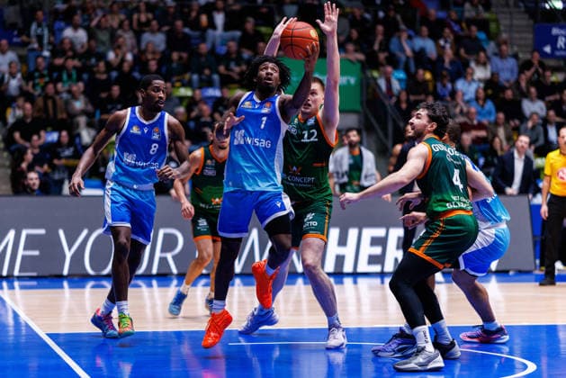 easycredit BBL, Frankfurt Skyliners - VET-CONCEPT Gladiators Trier, 11.02.2026 Isaiah Swope (Frankfurt Skyliners, 1) mit einem Wurf unter dem Korb gegen Marten Linßen (VET-CONCEPT Gladiators Trier, 12) und Clayton Guillozet (VET-CONCEPT Gladiators Trier, 4) Spiel der easycredit BBL Frankfurt Skyliners - VET-CONCEPT Gladiators Trier; am 19. Spieltag der Saison 25 26 in der Süwag Energie ARENA am 11.02.2026 Copyright: xBEAUTIFULxSPORTS Hahnex