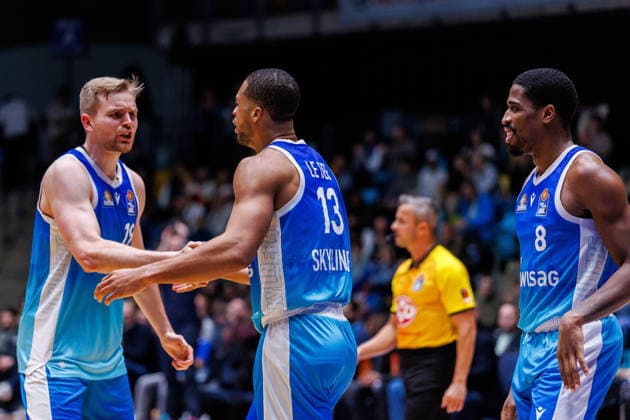 easycredit BBL, Frankfurt Skyliners - VET-CONCEPT Gladiators Trier, 11.02.2026 Till Pape (Frankfurt Skyliners, 19) und Jaedon LeDee (Frankfurt Skyliners, 13) klatschen sich ab Spiel der easycredit BBL Frankfurt Skyliners - VET-CONCEPT Gladiators Trier; am 19. Spieltag der Saison 25 26 in der Süwag Energie ARENA am 11.02.2026 Copyright: xBEAUTIFULxSPORTS Hahnex