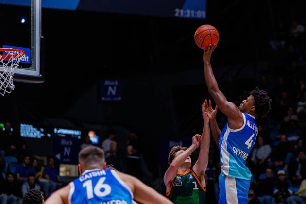 easycredit BBL, Frankfurt Skyliners - VET-CONCEPT Gladiators Trier, 11.02.2026 Nahiem Alleyne (Frankfurt Skyliners, 4) mit einem Sprungwurf gegen Steven Ashworth (VET-CONCEPT Gladiators Trier, 1) Spiel der easycredit BBL Frankfurt Skyliners - VET-CONCEPT Gladiators Trier; am 19. Spieltag der Saison 25 26 in der Süwag Energie ARENA am 11.02.2026 Copyright: xBEAUTIFULxSPORTS Hahnex