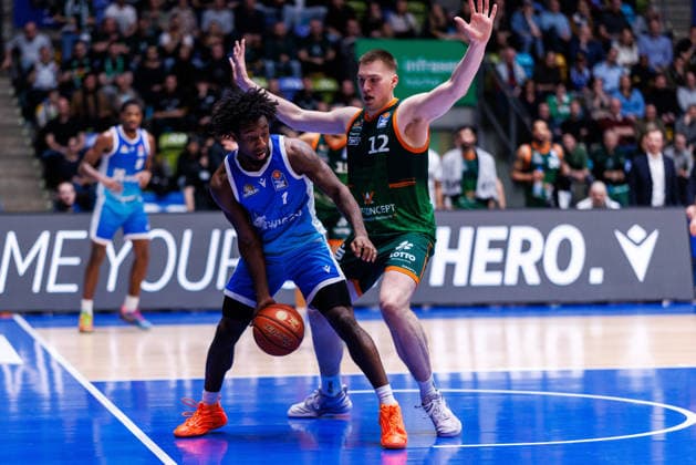 easycredit BBL, Frankfurt Skyliners - VET-CONCEPT Gladiators Trier, 11.02.2026 Isaiah Swope (Frankfurt Skyliners, 1) mit dem Ball unter dem Korb gegen Marten Linßen (VET-CONCEPT Gladiators Trier, 12) Spiel der easycredit BBL Frankfurt Skyliners - VET-CONCEPT Gladiators Trier; am 19. Spieltag der Saison 25 26 in der Süwag Energie ARENA am 11.02.2026 Copyright: xBEAUTIFULxSPORTS Hahnex