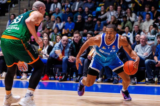 easycredit BBL, Frankfurt Skyliners - VET-CONCEPT Gladiators Trier, 11.02.2026 Jaedon LeDee (Frankfurt Skyliners, 13) sieht sich Maik Zirbes (VET-CONCEPT Gladiators Trier, 33) gegenüber Spiel der easycredit BBL Frankfurt Skyliners - VET-CONCEPT Gladiators Trier; am 19. Spieltag der Saison 25 26 in der Süwag Energie ARENA am 11.02.2026 Copyright: xBEAUTIFULxSPORTS Hahnex