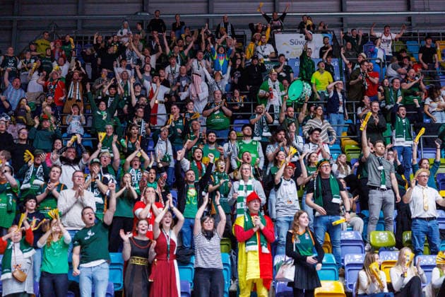 easycredit BBL, Frankfurt Skyliners - VET-CONCEPT Gladiators Trier, 11.02.2026 Jubelnde Trierer Fans Spiel der easycredit BBL Frankfurt Skyliners - VET-CONCEPT Gladiators Trier; am 19. Spieltag der Saison 25 26 in der Süwag Energie ARENA am 11.02.2026 Copyright: xBEAUTIFULxSPORTS Hahnex