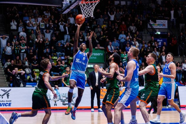 easycredit BBL, Frankfurt Skyliners - VET-CONCEPT Gladiators Trier, 11.02.2026 William Christmas (Frankfurt Skyliners, 8) fliegt zum Korb Spiel der easycredit BBL Frankfurt Skyliners - VET-CONCEPT Gladiators Trier; am 19. Spieltag der Saison 25 26 in der Süwag Energie ARENA am 11.02.2026 Copyright: xBEAUTIFULxSPORTS Hahnex