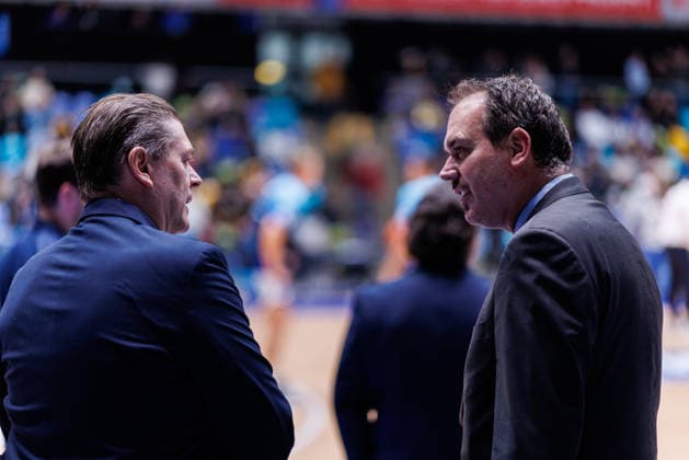 easycredit BBL, Frankfurt Skyliners - VET-CONCEPT Gladiators Trier, 11.02.2026 Kommissar Markus Horn im Gespräch mit Trainer Klaus Perwas (Frankfurt Skyliners) Spiel der easycredit BBL Frankfurt Skyliners - VET-CONCEPT Gladiators Trier; am 19. Spieltag der Saison 25 26 in der Süwag Energie ARENA am 11.02.2026 Copyright: xBEAUTIFULxSPORTS Hahnex
