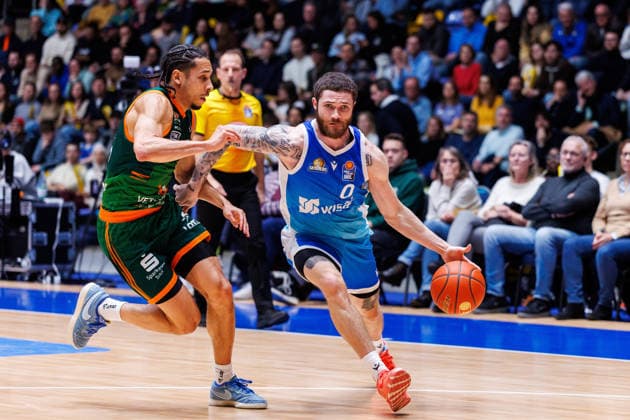 easycredit BBL, Frankfurt Skyliners - VET-CONCEPT Gladiators Trier, 11.02.2026 Jordan Roland (VET-CONCEPT Gladiators Trier, 15) versucht Logan Johnson (Frankfurt Skyliners, 0) zu stoppen Spiel der easycredit BBL Frankfurt Skyliners - VET-CONCEPT Gladiators Trier; am 19. Spieltag der Saison 25 26 in der Süwag Energie ARENA am 11.02.2026 Copyright: xBEAUTIFULxSPORTS Hahnex