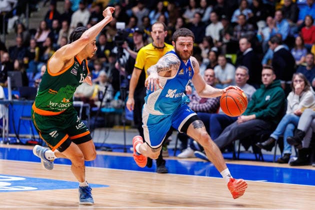 easycredit BBL, Frankfurt Skyliners - VET-CONCEPT Gladiators Trier, 11.02.2026 Logan Johnson (Frankfurt Skyliners, 0) zieht an Jordan Roland (VET-CONCEPT Gladiators Trier, 15) vorbei Spiel der easycredit BBL Frankfurt Skyliners - VET-CONCEPT Gladiators Trier; am 19. Spieltag der Saison 25 26 in der Süwag Energie ARENA am 11.02.2026 Copyright: xBEAUTIFULxSPORTS Hahnex