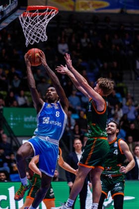 easycredit BBL, Frankfurt Skyliners - VET-CONCEPT Gladiators Trier, 11.02.2026 William Christmas (Frankfurt Skyliners, 8) mit einem Korb gegen Steven Ashworth (VET-CONCEPT Gladiators Trier, 1) Spiel der easycredit BBL Frankfurt Skyliners - VET-CONCEPT Gladiators Trier; am 19. Spieltag der Saison 25 26 in der Süwag Energie ARENA am 11.02.2026 Copyright: xBEAUTIFULxSPORTS Hahnex