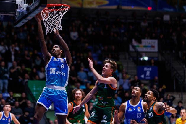 easycredit BBL, Frankfurt Skyliners - VET-CONCEPT Gladiators Trier, 11.02.2026 William Christmas (Frankfurt Skyliners, 8) mit einem Korb gegen Steven Ashworth (VET-CONCEPT Gladiators Trier, 1) Spiel der easycredit BBL Frankfurt Skyliners - VET-CONCEPT Gladiators Trier; am 19. Spieltag der Saison 25 26 in der Süwag Energie ARENA am 11.02.2026 Copyright: xBEAUTIFULxSPORTS Hahnex
