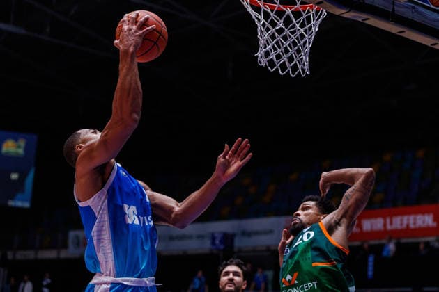 easycredit BBL, Frankfurt Skyliners - VET-CONCEPT Gladiators Trier, 11.02.2026 William Christmas (Frankfurt Skyliners, 8) mit einem Korbleger gegen Urald King (VET-CONCEPT Gladiators Trier, 20) Spiel der easycredit BBL Frankfurt Skyliners - VET-CONCEPT Gladiators Trier; am 19. Spieltag der Saison 25 26 in der Süwag Energie ARENA am 11.02.2026 Copyright: xBEAUTIFULxSPORTS Hahnex