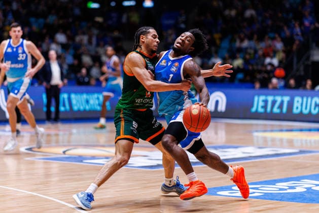 easycredit BBL, Frankfurt Skyliners - VET-CONCEPT Gladiators Trier, 11.02.2026 Jordan Roland (VET-CONCEPT Gladiators Trier, 15) stoppt Isaiah Swope (Frankfurt Skyliners, 1) unfair Spiel der easycredit BBL Frankfurt Skyliners - VET-CONCEPT Gladiators Trier; am 19. Spieltag der Saison 25 26 in der Süwag Energie ARENA am 11.02.2026 Copyright: xBEAUTIFULxSPORTS Hahnex