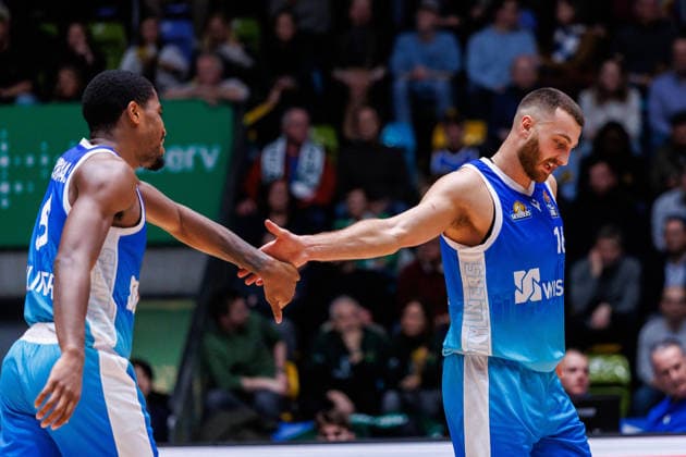 easycredit BBL, Frankfurt Skyliners - VET-CONCEPT Gladiators Trier, 11.02.2026 Radii Caisin (Frankfurt Skyliners, 16) klatscht sich mit. William Christmas (Frankfurt Skyliners, 8) ab Spiel der easycredit BBL Frankfurt Skyliners - VET-CONCEPT Gladiators Trier; am 19. Spieltag der Saison 25 26 in der Süwag Energie ARENA am 11.02.2026 Copyright: xBEAUTIFULxSPORTS Hahnex