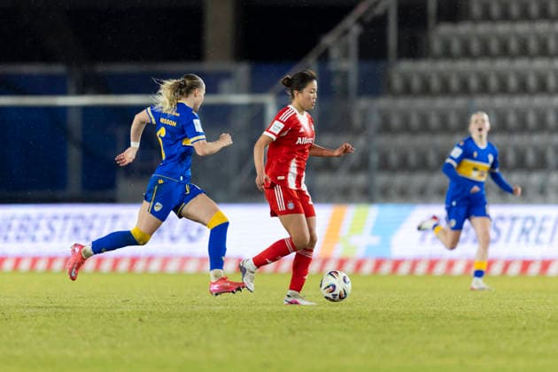 Google Pixel Frauen-Bundesliga: FC Carl Zeiss Jena vs. FC Bayern München; Jena; 11.02.2026 Momoko Tanikawa ( 18; FC Bayern München) gegen Nike Andersson ( 6; FC Carl Zeiss Jena) Google Pixel Frauen-Bundesliga: FC Carl Zeiss Jena vs. FC Bayern München; ad hoc arena im Ernst-Abbe-Sportfeld; 11.02.2026 DFB REGULATIONS PROHIBIT ANY USE OF PHOTOGRAPHS AS IMAGE SEQUENCES AND OR QUASI-VIDEO. Copyright: xBEAUTIFULxSPORTS Duehringx