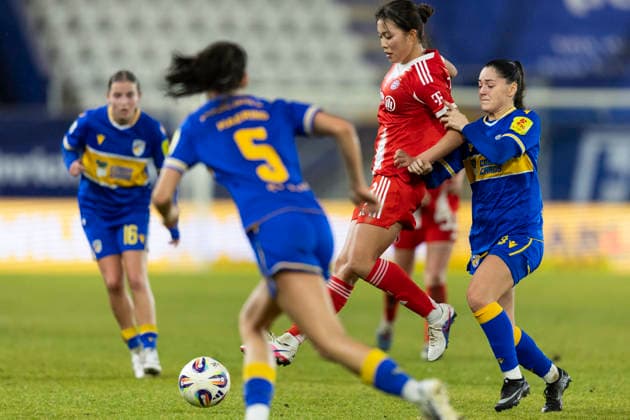 Google Pixel Frauen-Bundesliga: FC Carl Zeiss Jena vs. FC Bayern München; Jena; 11.02.2026 Momoko Tanikawa ( 18; FC Bayern München) gegen Olivia Alcaide ( 9; FC Carl Zeiss Jena) Google Pixel Frauen-Bundesliga: FC Carl Zeiss Jena vs. FC Bayern München; ad hoc arena im Ernst-Abbe-Sportfeld; 11.02.2026 DFB REGULATIONS PROHIBIT ANY USE OF PHOTOGRAPHS AS IMAGE SEQUENCES AND OR QUASI-VIDEO. Copyright: xBEAUTIFULxSPORTS Duehringx