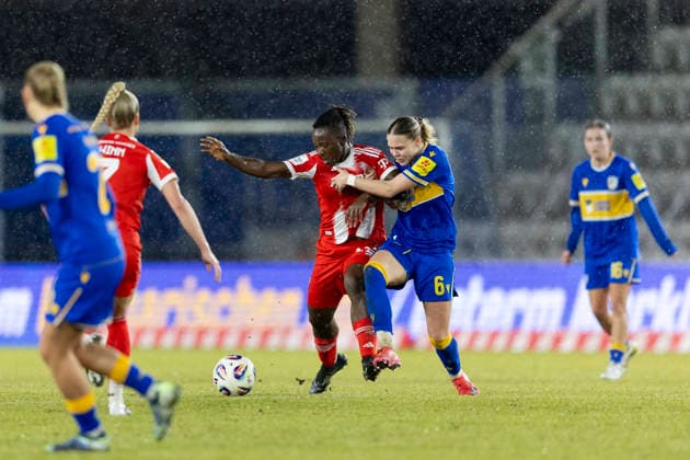 Google Pixel Frauen-Bundesliga: FC Carl Zeiss Jena vs. FC Bayern München; Jena; 11.02.2026 Bernadette Amani ( 15; FC Bayern München) gegen Nike Andersson ( 6; FC Carl Zeiss Jena) Google Pixel Frauen-Bundesliga: FC Carl Zeiss Jena vs. FC Bayern München; ad hoc arena im Ernst-Abbe-Sportfeld; 11.02.2026 DFB REGULATIONS PROHIBIT ANY USE OF PHOTOGRAPHS AS IMAGE SEQUENCES AND OR QUASI-VIDEO. Copyright: xBEAUTIFULxSPORTS Duehringx