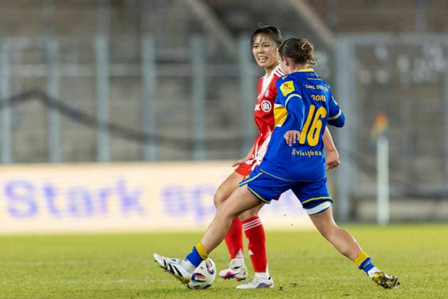 Google Pixel Frauen-Bundesliga: FC Carl Zeiss Jena vs. FC Bayern München; Jena; 11.02.2026 Momoko Tanikawa ( 18; FC Bayern München) gegen Lisa Gora ( 16; FC Carl Zeiss Jena) Google Pixel Frauen-Bundesliga: FC Carl Zeiss Jena vs. FC Bayern München; ad hoc arena im Ernst-Abbe-Sportfeld; 11.02.2026 DFB REGULATIONS PROHIBIT ANY USE OF PHOTOGRAPHS AS IMAGE SEQUENCES AND OR QUASI-VIDEO. Copyright: xBEAUTIFULxSPORTS Duehringx